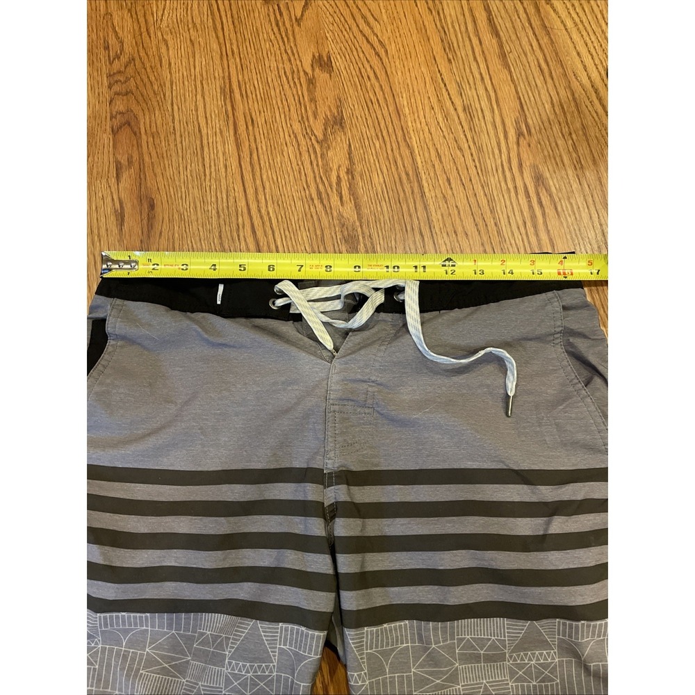 Lot Of 2 Vuori Men's Board Shorts Gray Stripes Pink Stripes Size 32 9" Inseam - Picture 10 of 11